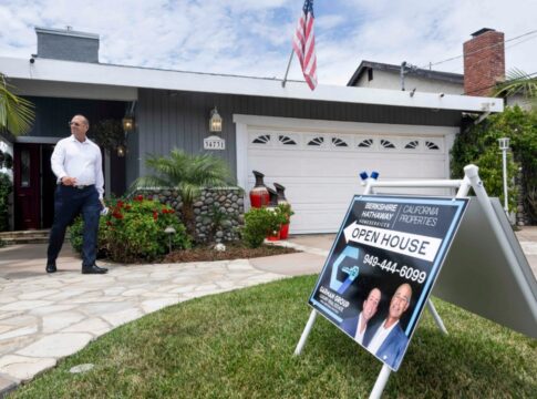 Featured image related to Mortgage rates rise for seventh straight week, squeezing homebuyers